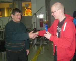 Pentti Noronen ja kisan parhaan seuran KelVi pysti Janne Riekkiselle