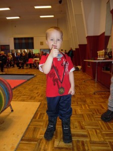 Veikko-Voittaja peukuttaa painonnostolle